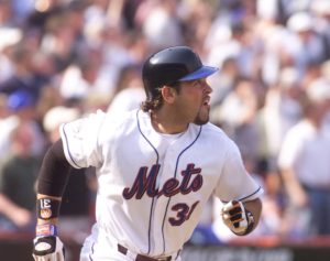 Mike Piazza playing for the Mets.