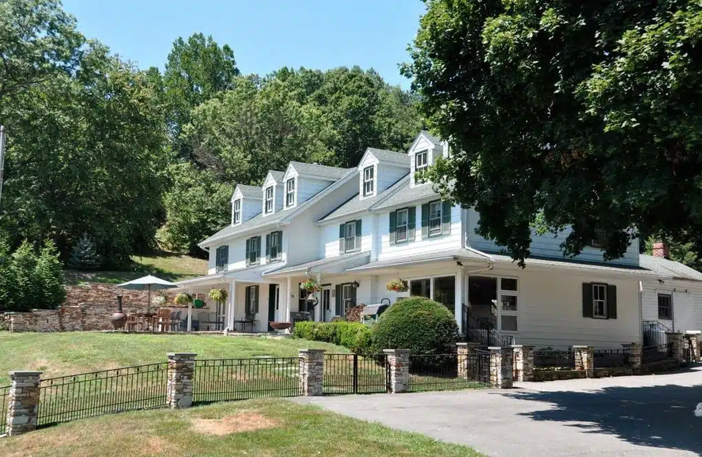 DNB First House of the Week: 72-Acre Waterford Farm in Oxford
