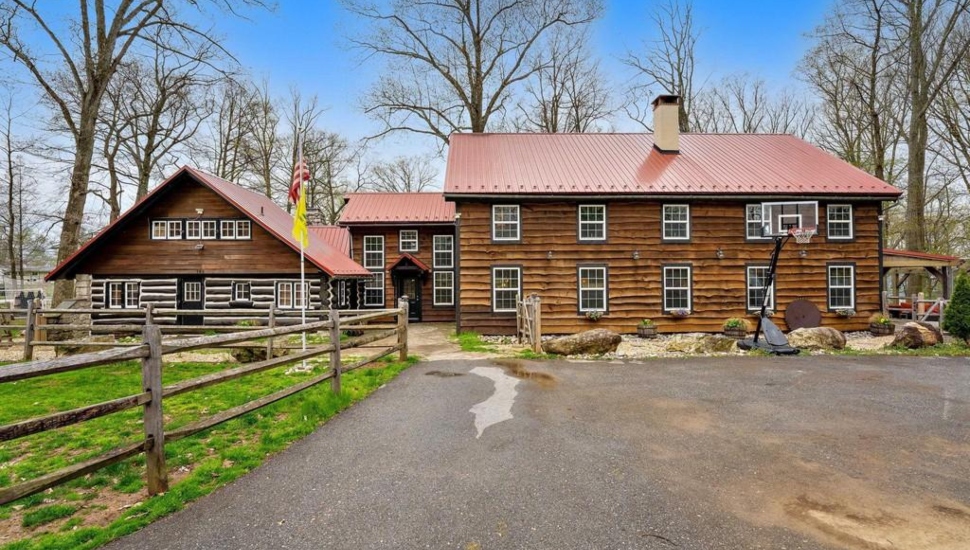 Malvern Bank House of the Week: Malvern Cabin with Impressive Interior, Massive Living Room