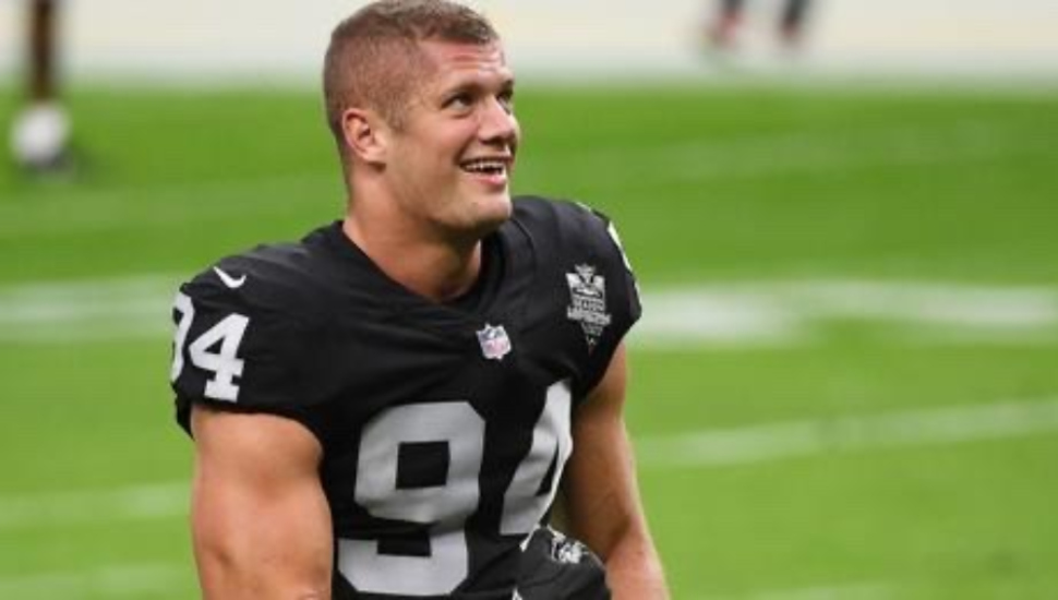 footballl player in black jersey