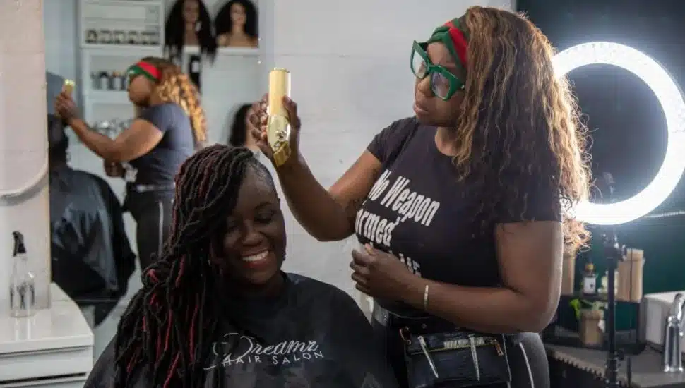 Tenel Dorsey shaving the side of a client's head