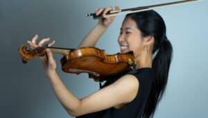 Risa Hokamura playing violin