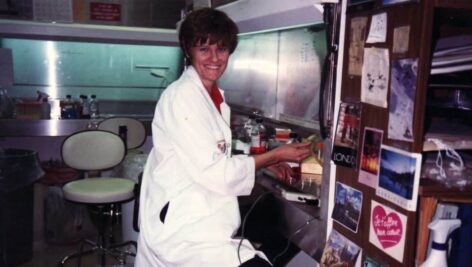 Katalin Karikó in her lab in 1989.