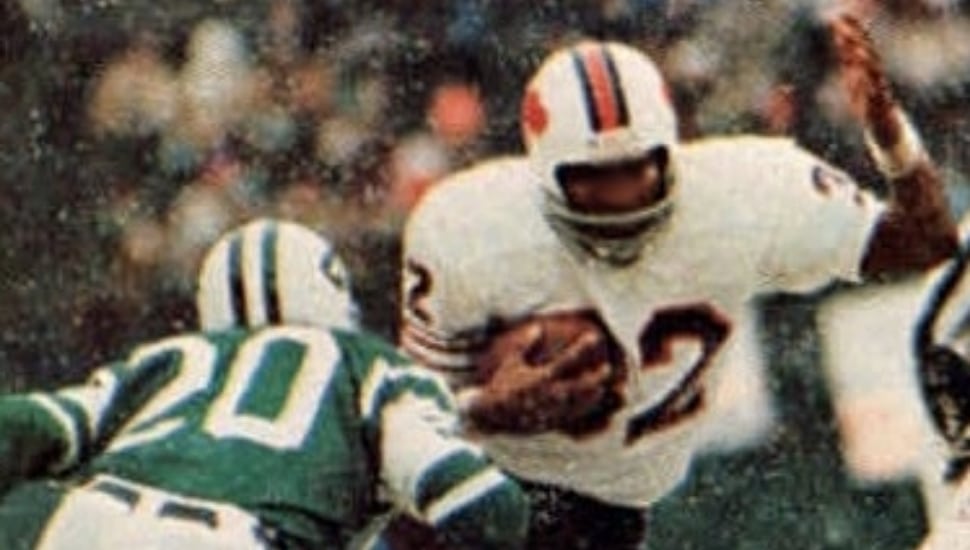 OJ Simpson playing football