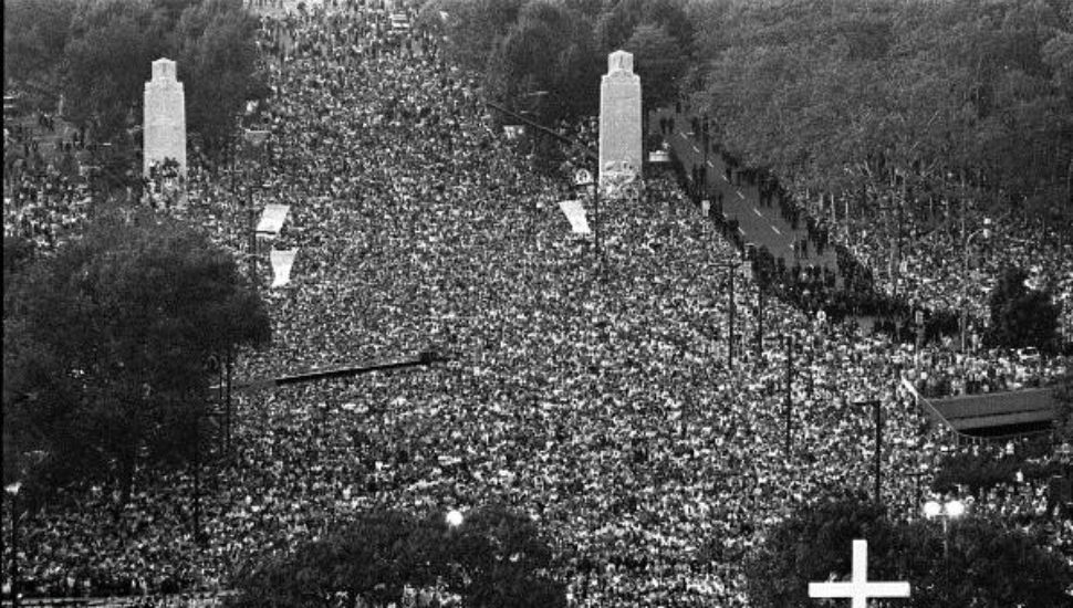 crowd at pope john paul II's visit