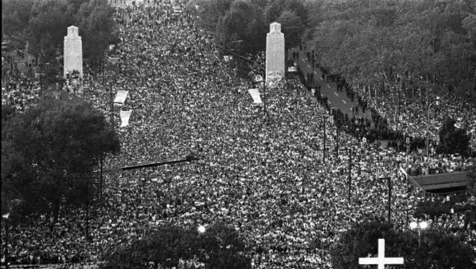 crowd at pope john paul II's visit