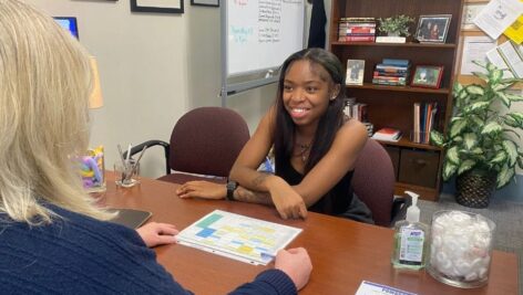 Ashiya Outlaw '28 meets with her academic coach Jill Gilbert.