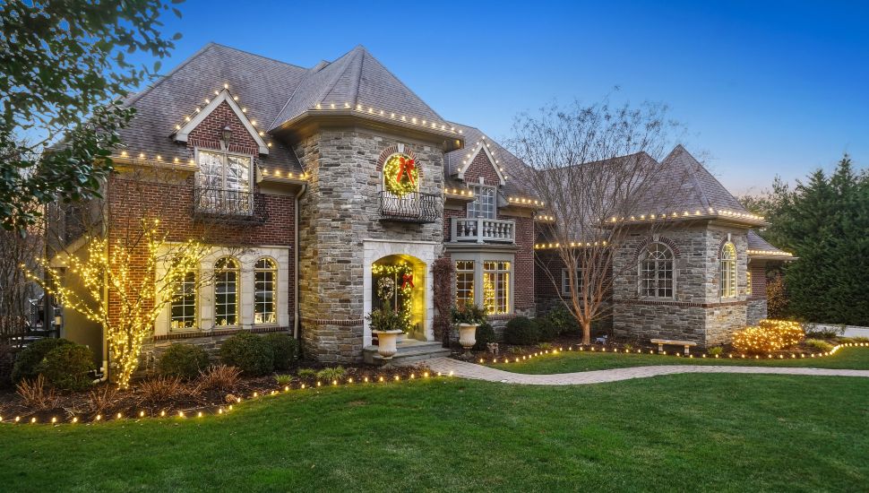 Del Vacchio Landscapes christmas lights on house