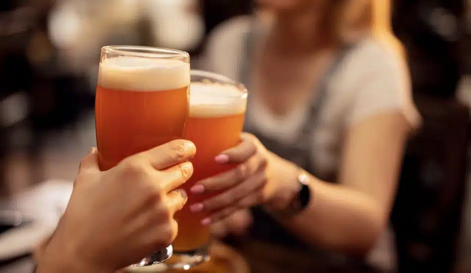 couple cheering with drinks