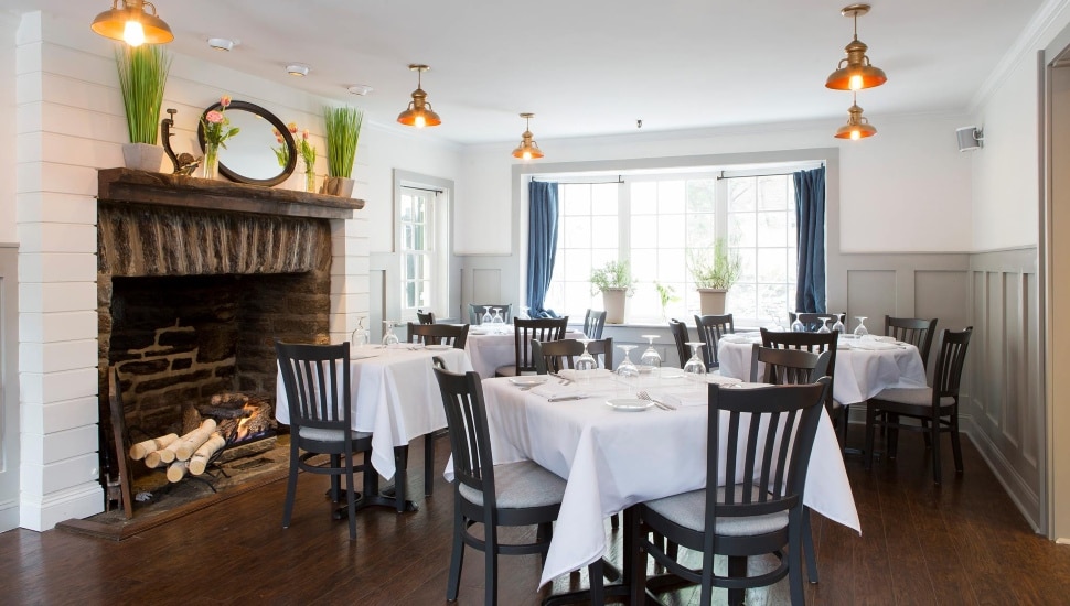 White room with decor and fireplace at Jansen.