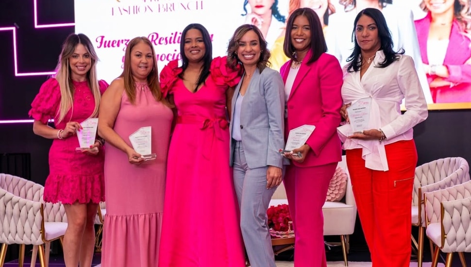 Mujeres Que Inspiran women wearing pink clothes.