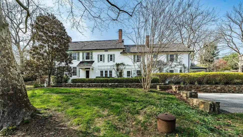 401 W Locust Lane white house on green lawn.