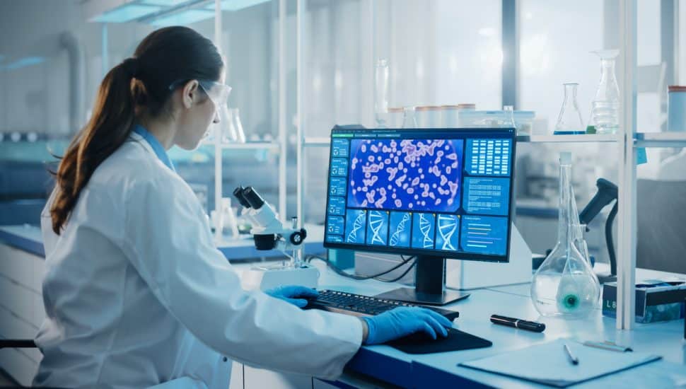 Female scientist in biotech lab.