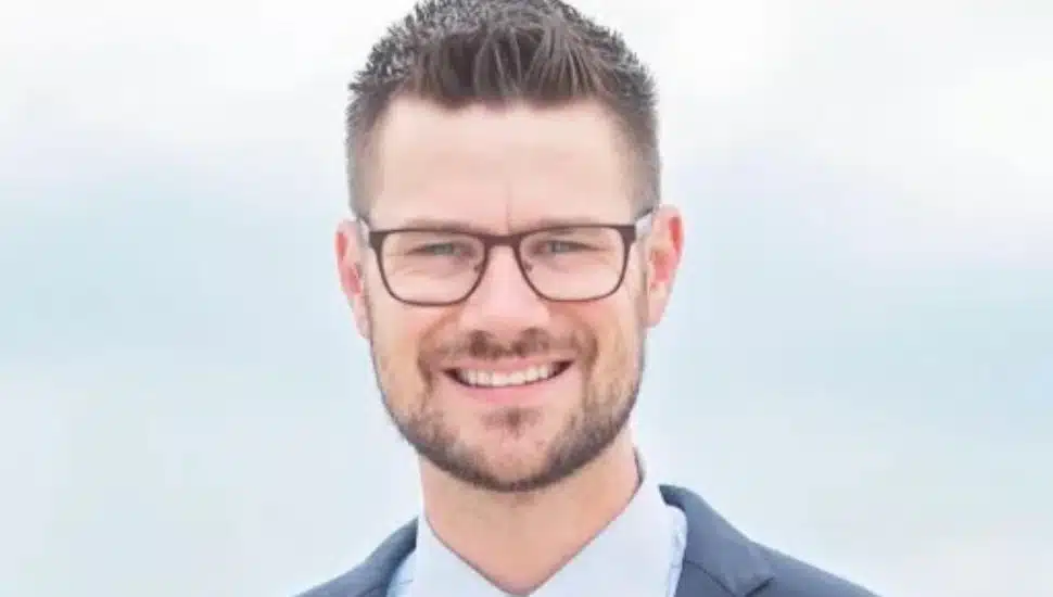 Eden Ratliff headshot with glasses and suit.