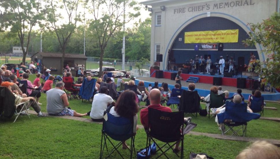 People watching stage at Elmwood Park Zoo.
