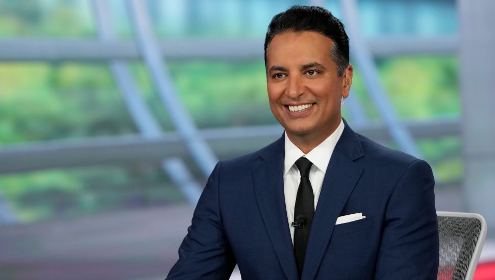 Kevin Negandhi headshot as he sits at ESPN desk.