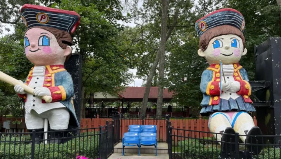 Phil and Phillis mascots.