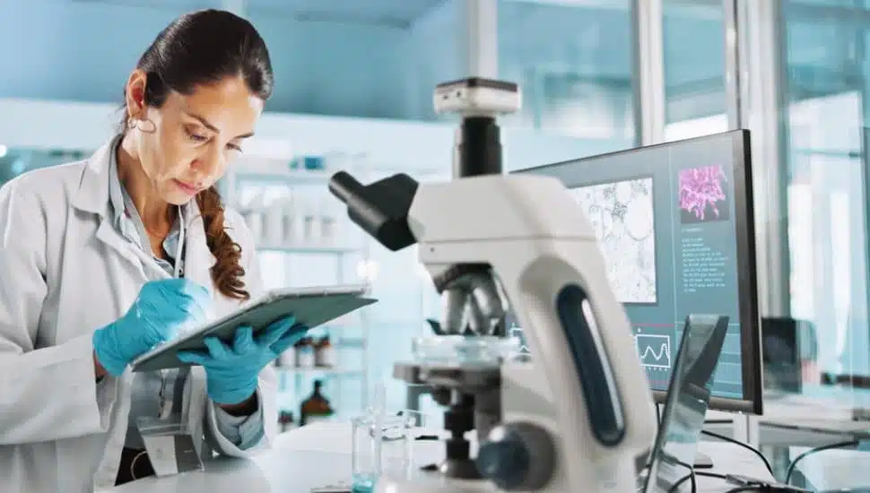 Woman working in a lab.