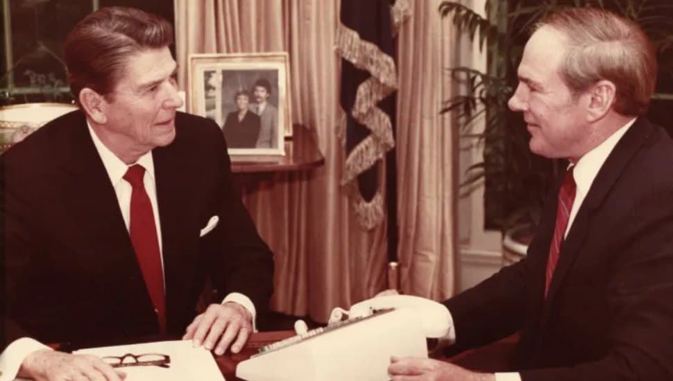 Dick Schulze with President Ronald Reagan in oval office.