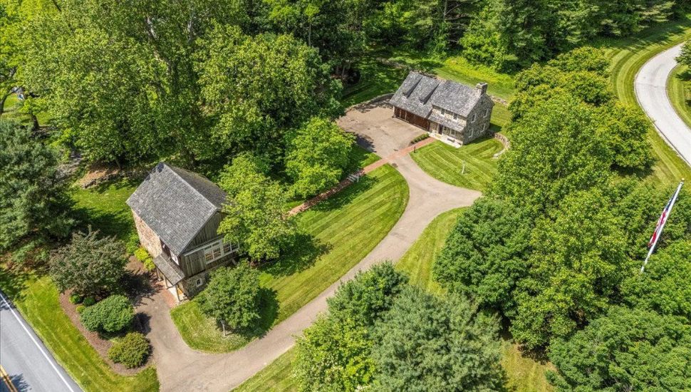 11 Brownstone Ln